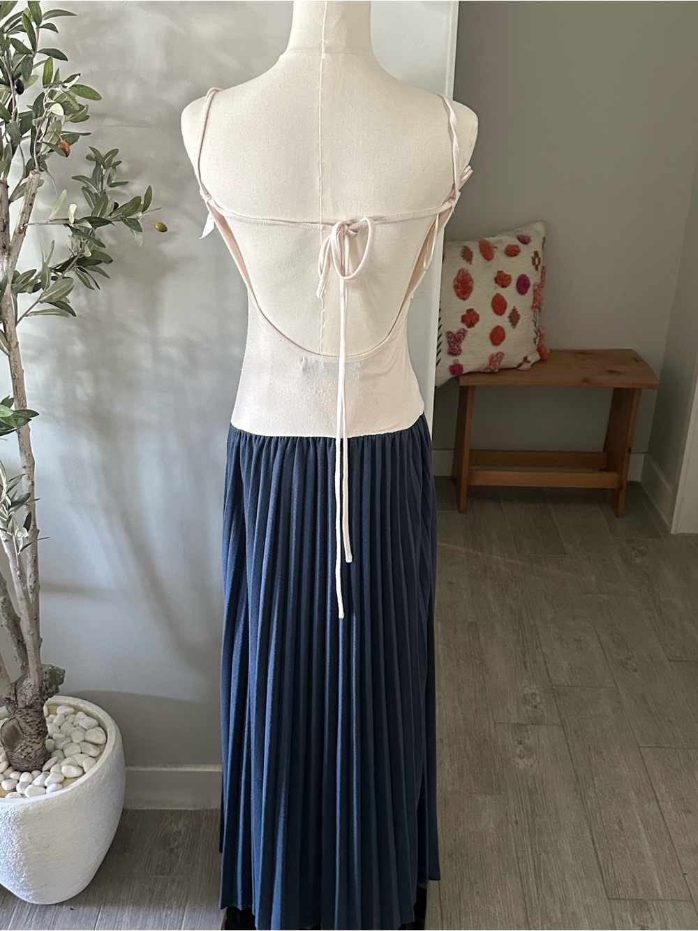 Lioness Renaissance Pleated Maxi Dress Cream Navy Blue New! - Picture 9 of 13
